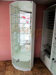 Гнутая стеклянная витрина