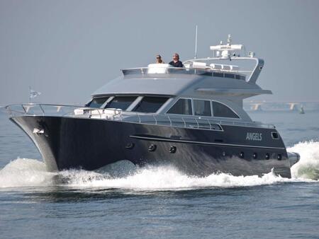 Яхта моторная Flybridge