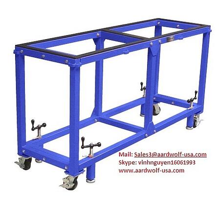 WORKING TABLE Рабочий стол Крепкий рабочий стол, покрытый резиной. Специальные фиксаторы позволяют соединить множество столов в разных комбинациях для удобства работы. Независимые, регулируемые по высоте ножки. Разборный, для удобства транспортировки. Изготовлен из стального профиля (50х50 мм, сталь толщиной 2 мм) Модель АУТ523С поставляется с колесными опорами. Рабочий стол
