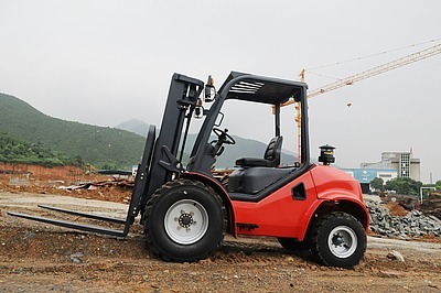 Вилочные погрузчики повышенной проходимости