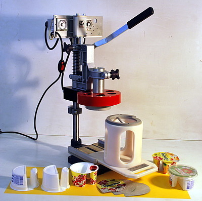 Установка для заварки фольгой двухкамерных стаканчиков Установка для заварки фольгой двухкамерных стаканчиков