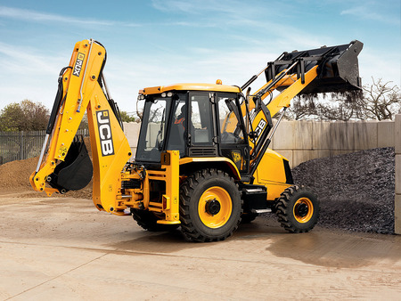 JCB выпускает экономичный экскаватор-погрузчик 3CX для тяжелых рабочих условий в России