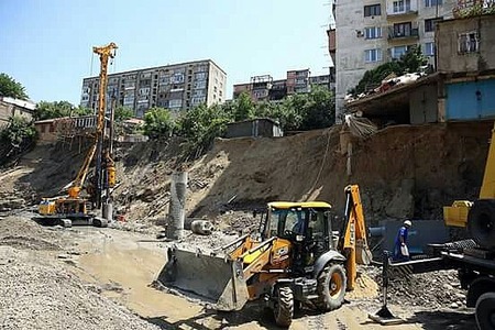 JCB предоставила администрации Тбилиси технику для разбора завалов