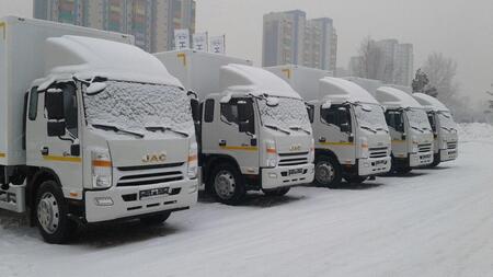В Красноярске состоялась передача партии из пяти грузовиков JAC N-120.