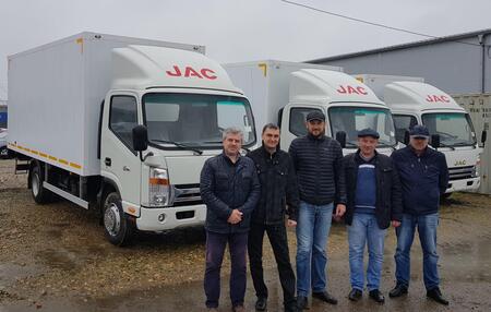Клиент выбирает грузовики JAC.