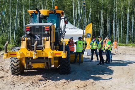 John Deere провел крупномасштабное обучение дилеров