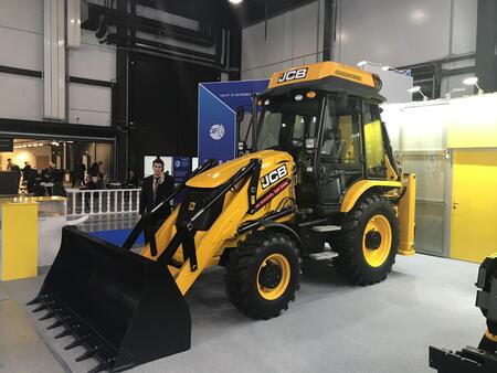 Компания JCB представила концептуальный экскаватор-погрузчик с двигателем на сжатом природном газе