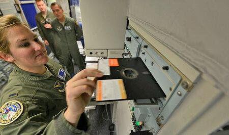 Пентагон отказался от использования старых дискет для запуска стратегических ядерных ракет
