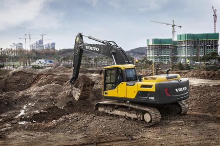 Volvo CE поставила в Россию первую партию новых экскаваторов EC200D