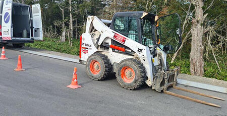 Мини-погрузчик Bobcat S650H работает на Курильских островах