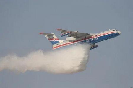 Ростех предложил создать специальную эскадрилью Бе-200 для тушения пожаров