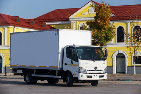 HINO объявляет о старте продаж грузовиков обновленной серии 300