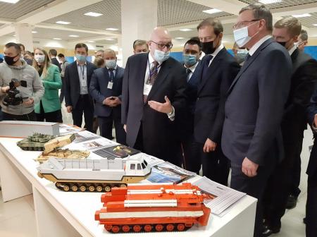 «Омсктрансмаш» показал министру промышленности России образцы инновационной техники