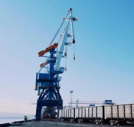 АО «СММ» сдало в эксплуатацию ВМТП два портальных крана «Витязь»