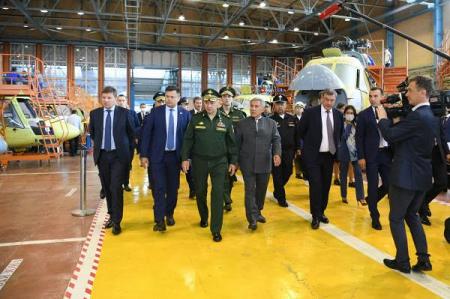 Сергей Шойгу ознакомился с модернизированным вертолетом Ми-8МТВ-5М