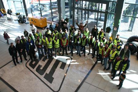 Машины JCB проверили операторов на прочность