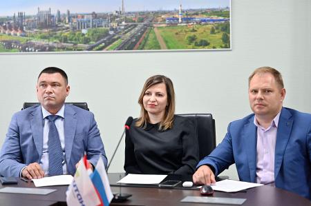 Телемост в честь Дня химика объединил более 100 предприятий нефтехимической отрасли страны