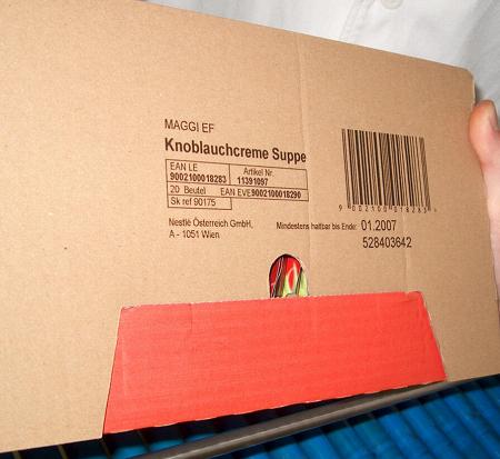 Маркировка коробок с товаром на конвейере