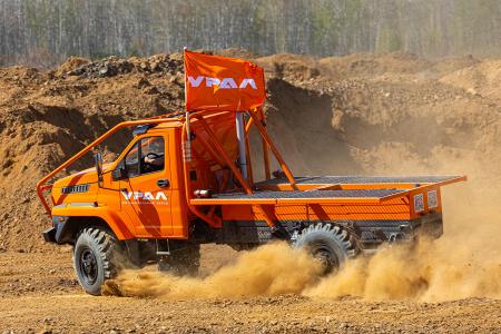 «УРАЛ» поддерживает автоспорт и покоряет новые вершины