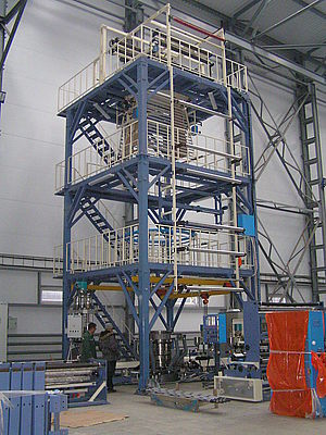 На предприятии заказчика смонтирована трехслойная линия для производства п/э пленки с шириной получа На предприятии заказчика смонтирована трехслойная линия для производства п/э пленки с шириной получа