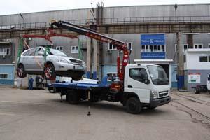 Эвакуатор на базе шасси Mitsubishi Fuso с краном