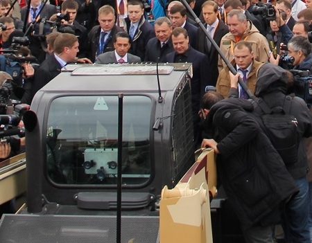 Дмитрий Медведев оценил новинку от ЧТЗ на Russian Arms Expo