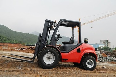 Вилочные погрузчики повышенной проходимости