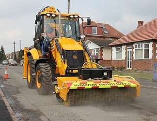 Техника JCB объявляет войну ямам на дорогах!