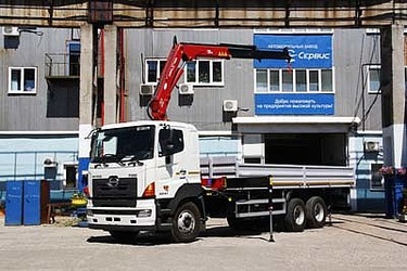 Бортовой крупнотоннажник HINO-700 с КМУ Amco Veba 120 2s