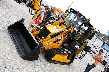КОМПАКТНЫЙ ЭКСКАВАТОР-ПОГРУЗЧИК JCB – ТЕПЕРЬ В ГУСЕНИЧНОМ ИСПОЛНЕНИИ