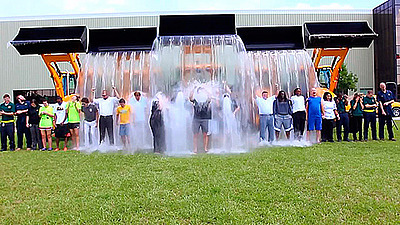 Спецтехника участвует в Ice Bucket Challenge