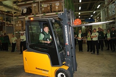 Необычная проверка возможностей техники Jungheinrich в магазине Леруа Мерлен. Необычная проверка возможностей техники Jungheinrich в магазине Леруа Мерлен.