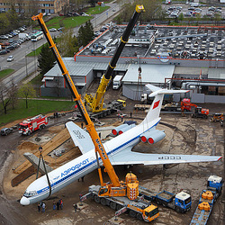 Аэропорт Шереметьево: монтаж самолета-памятника ИЛ-62М