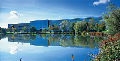 Компания JCB демонстрирует устойчивость на фоне падения развивающихся рынков