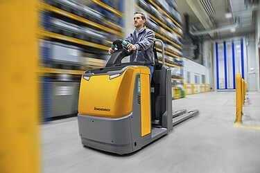 Горизонтальный комплектовщик заказов Jungheinrich ECE 225 завоевывает одну из ключевых наград в сфере дизайна