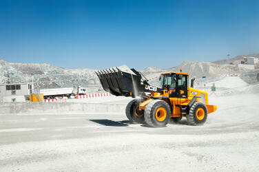 JCB представляет российскому рынку новый фронтальный колесный погрузчик 455 ZX