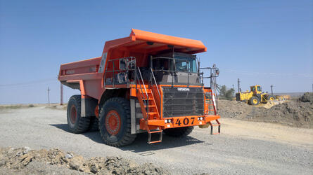 АО «ССГПО» пополнил парк техники 25 новыми самосвалами Hitachi