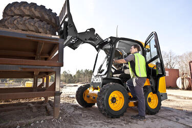 Мини-погрузчик JCB с бортовым поворотом: компактный, мощный, многозадачный