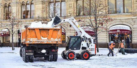 Тысячи мини-погрузчиков Bobcat ликвидируют последствия снегопада.