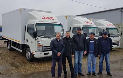 Клиент выбирает грузовики JAC.