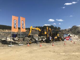 Тест-драйв спецтехники JCB: испытание карьером