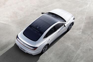 Первый автомобиль с интегрированными солнечными батареями на крыше - Hyundai Sonata Hybrid
