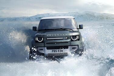 Новый Land Rover Defender сможет ездить на пульте управления