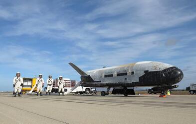 Американский космоплан X-37B вернулся с секретной миссии