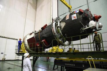 Запуск ракеты «Союз-2.1а» с космическим кораблем «Прогресс МС-13»
