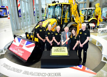 Компания JCB выпустила 750-тысячный экскаватор-погрузчик