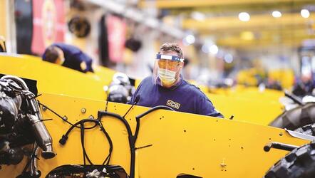 JCB частично возобновила производство техники 