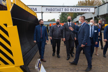  Министр промышленности и торговли РФ Денис Мантуров  лично протестировал бульдозер ЧЕТРА