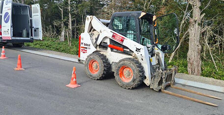 Мини-погрузчик Bobcat S650H работает на Курильских островах