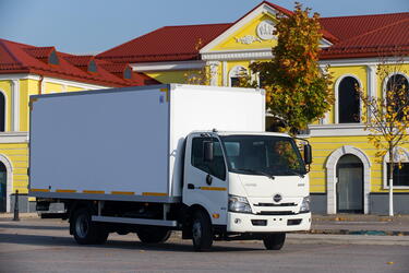 HINO объявляет о старте продаж грузовиков обновленной серии 300